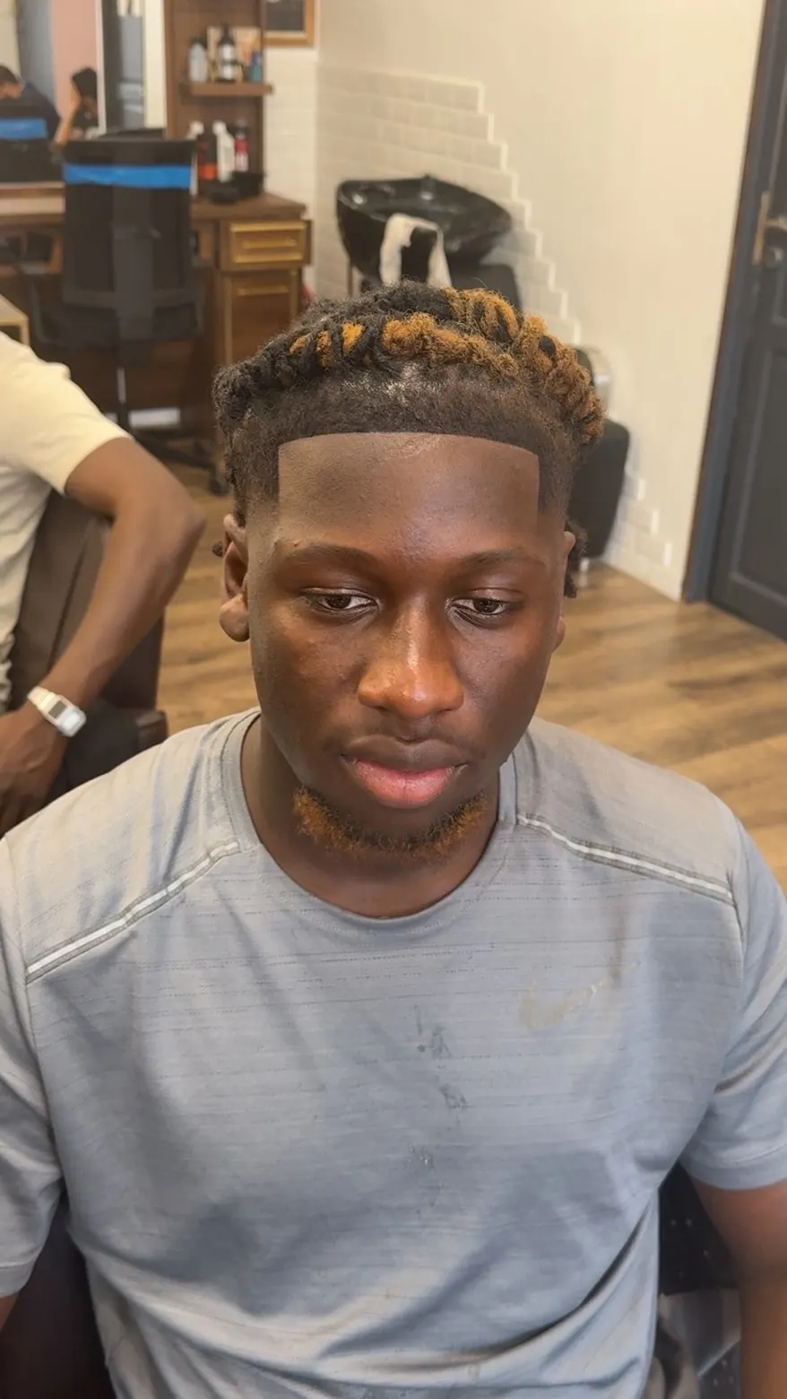 Coupe afro et contour précis